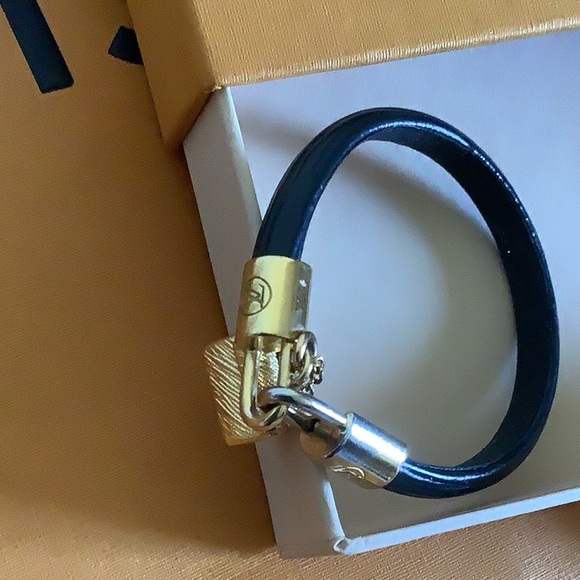 Louis Vuitton Epi Alma Bracelet - Picture 3 of 10